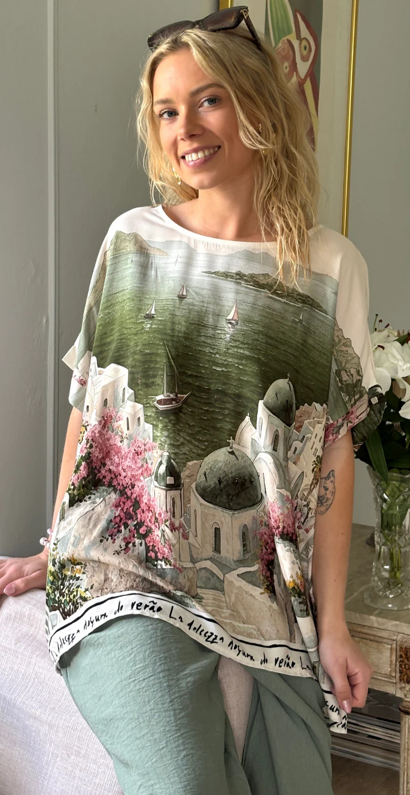 Brianna bluse med kort ærme og print af huse khaki LikeLondon - Image 5