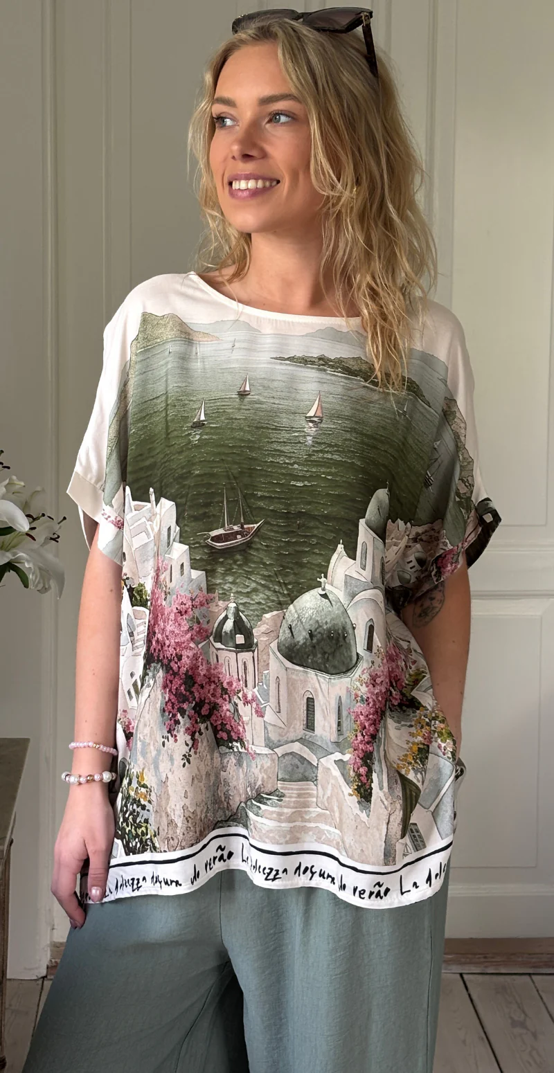 Brianna bluse med kort ærme og print af huse khaki LikeLondon - Image 6