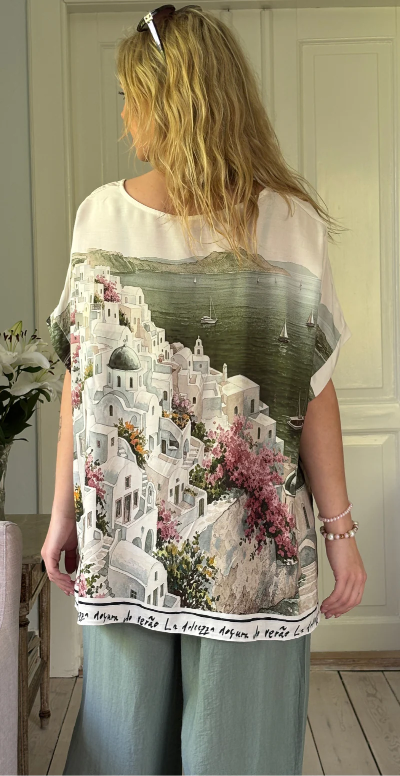 Brianna bluse med kort ærme og print af huse khaki LikeLondon - Image 7