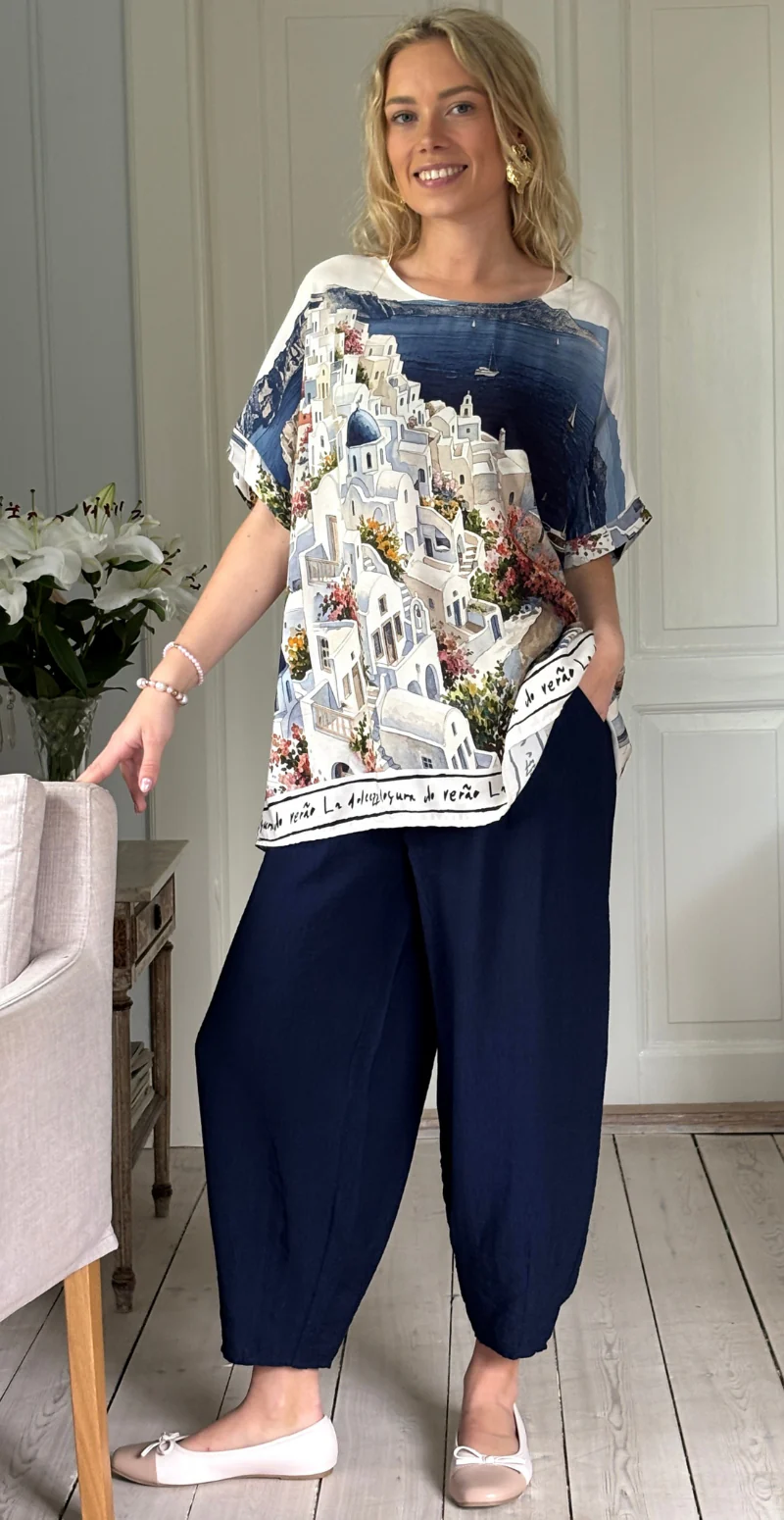 Brianna bluse med kort ærme og print af huse navy LikeLondon - Image 2