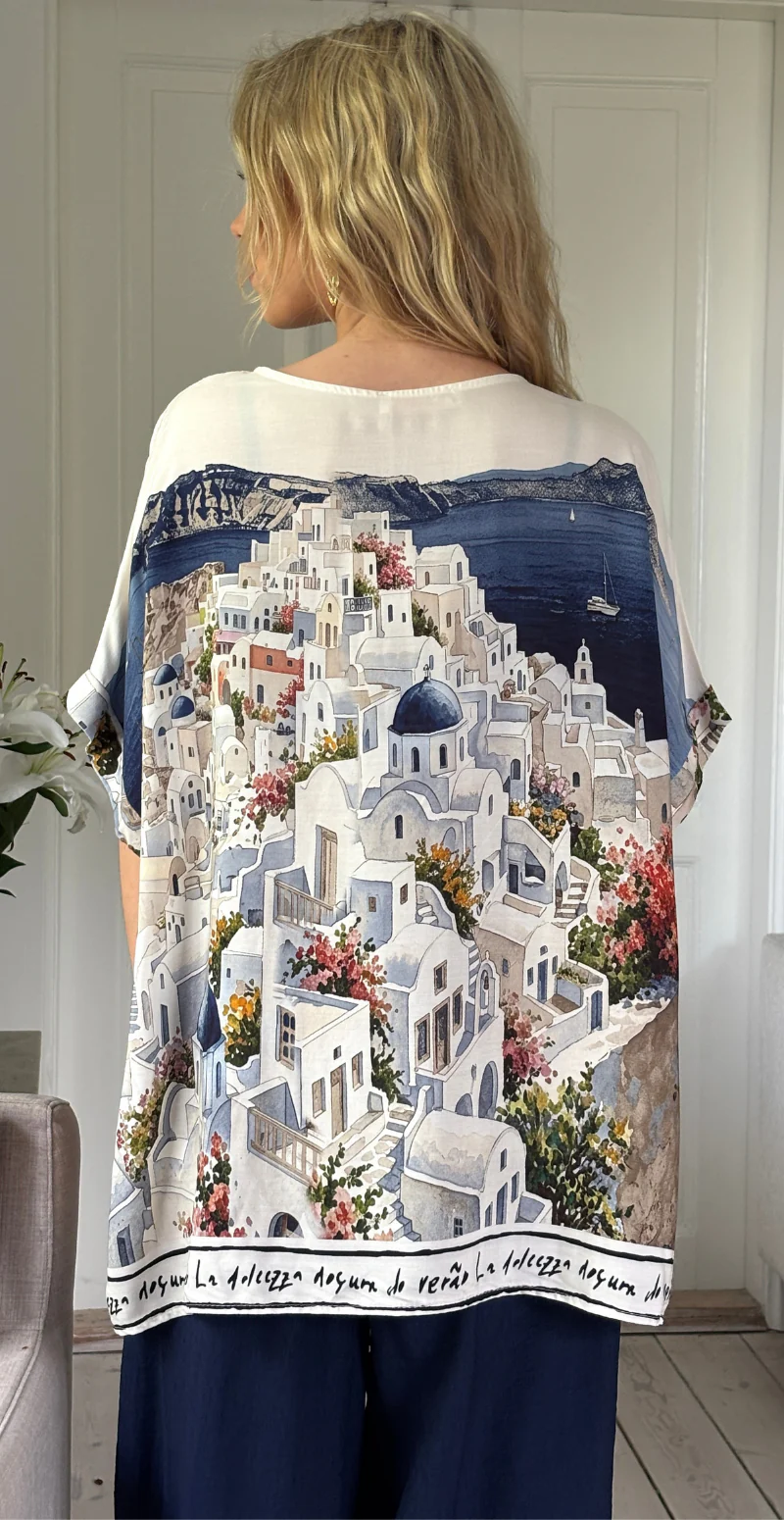 Brianna bluse med kort ærme og print af huse navy LikeLondon - Image 3