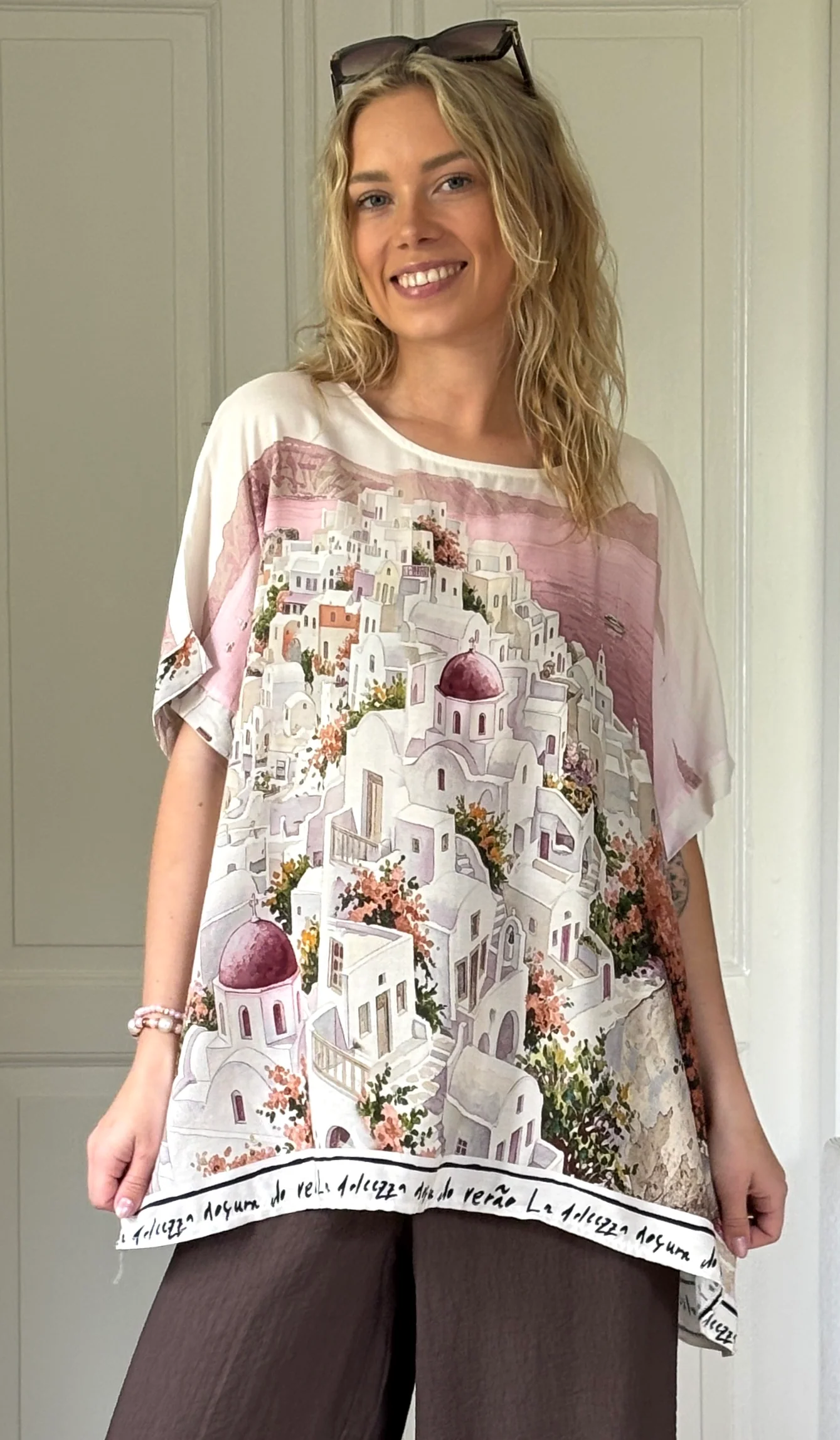 Brianna bluse med kort ærme og print af huse pink LikeLondon