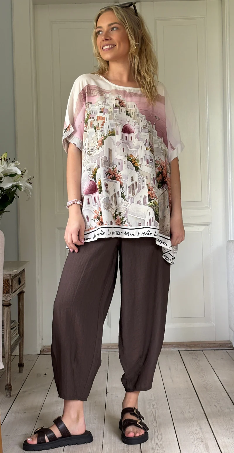 Brianna bluse med kort ærme og print af huse pink LikeLondon - Image 2