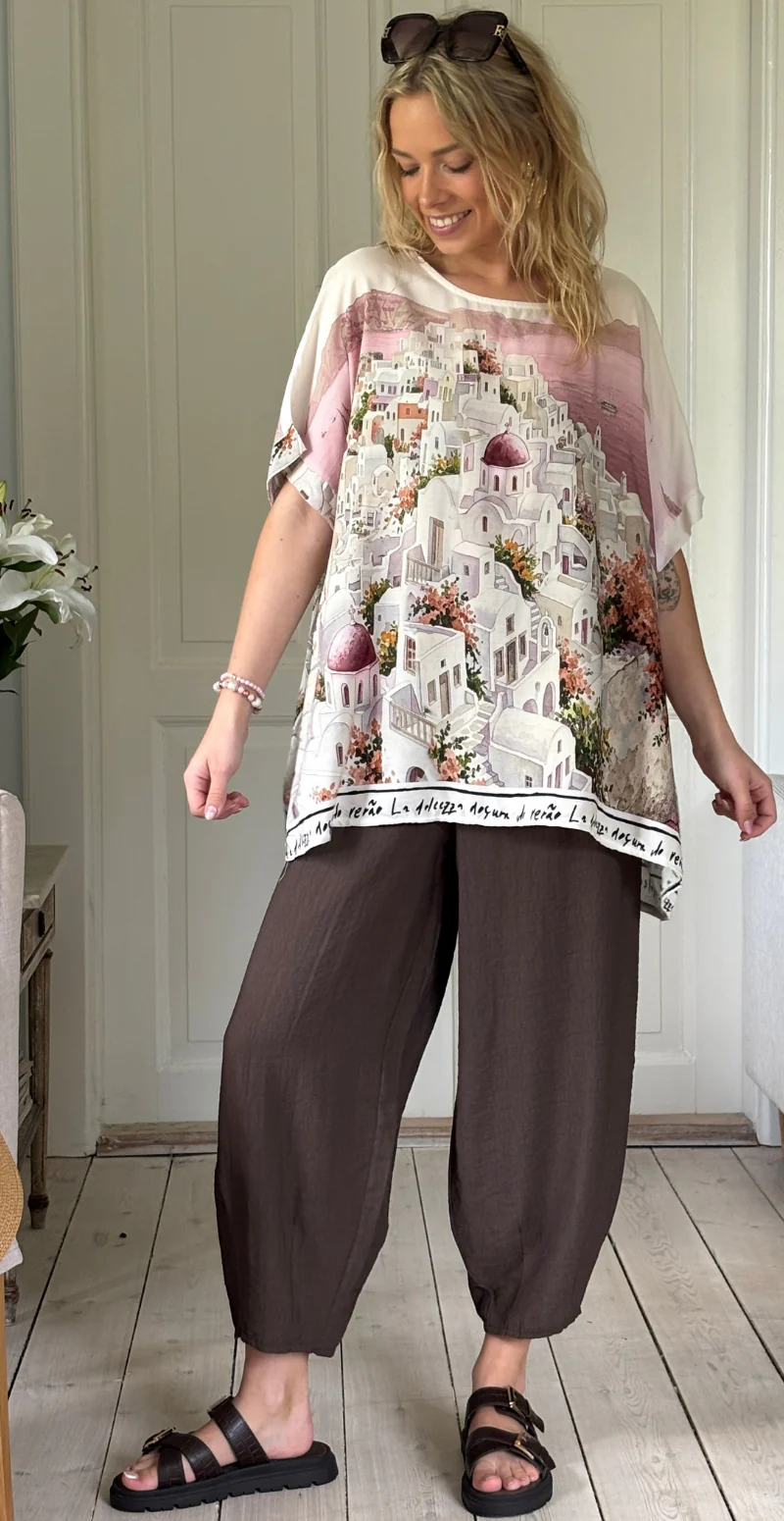 Brianna bluse med kort ærme og print af huse pink LikeLondon - Image 5