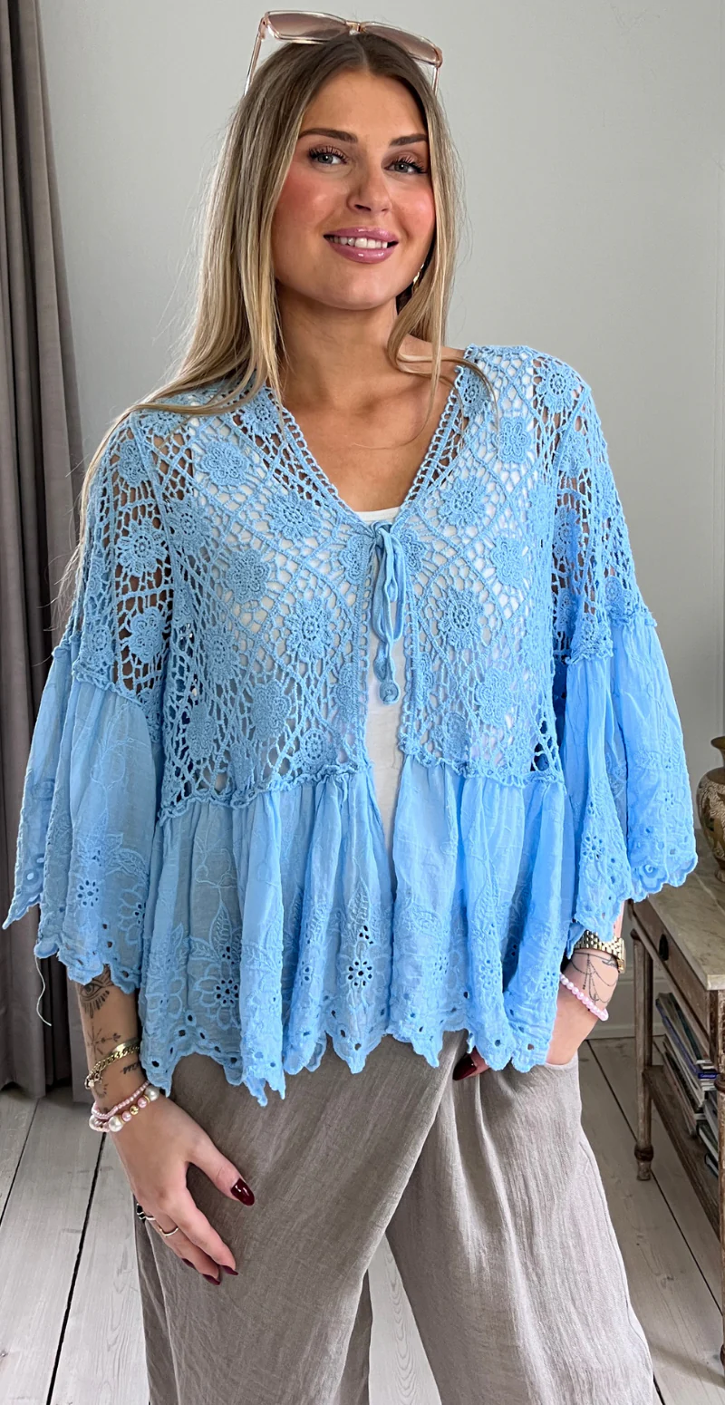 Carma hæklet cardigan med blonder og bindelukning sky LikeLondon