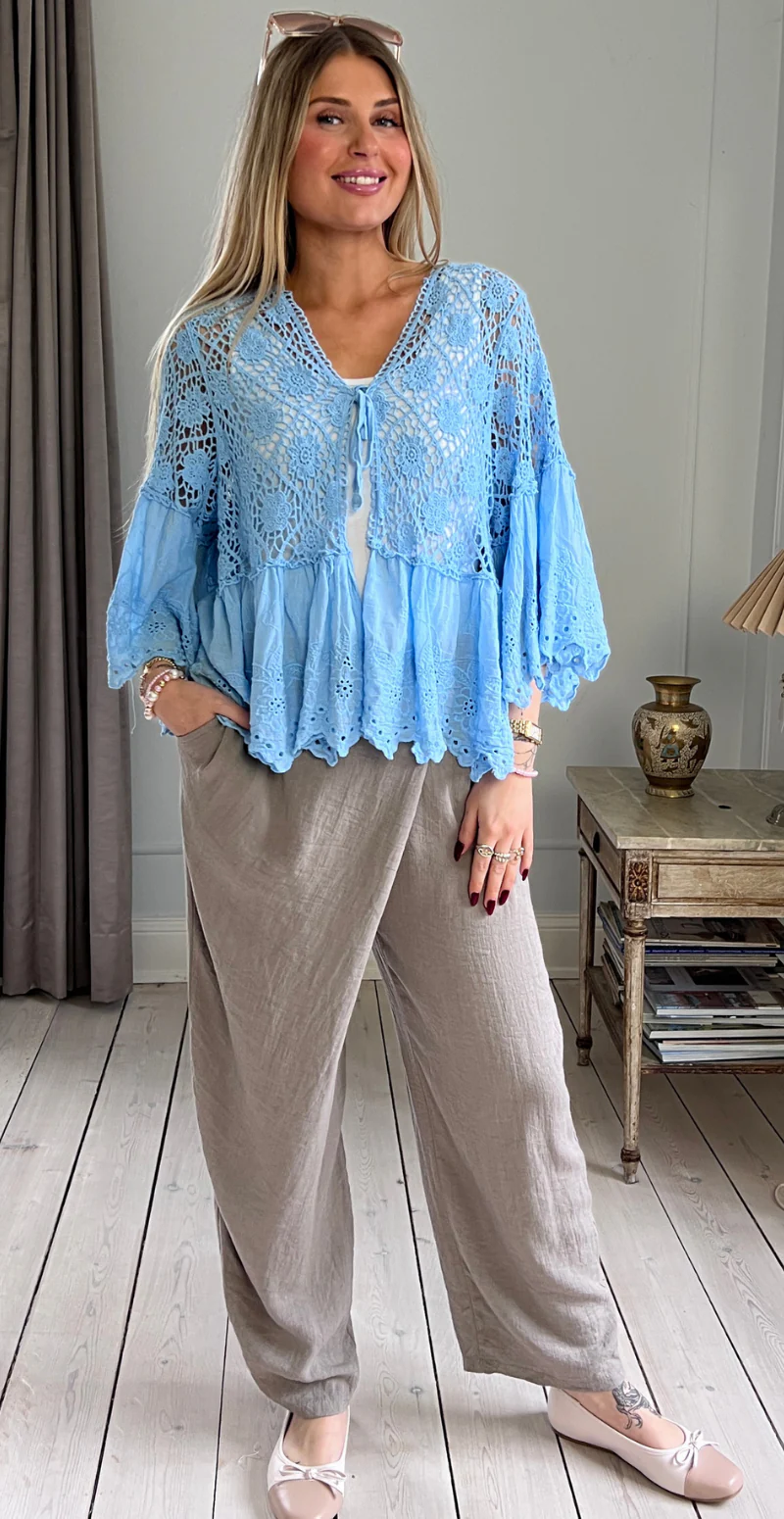 Carma hæklet cardigan med blonder og bindelukning sky LikeLondon - Image 2