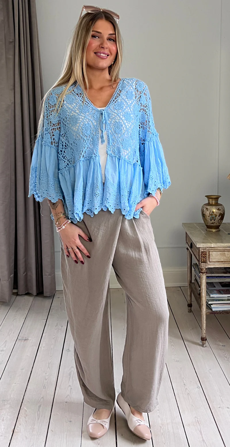 Carma hæklet cardigan med blonder og bindelukning sky LikeLondon - Image 6