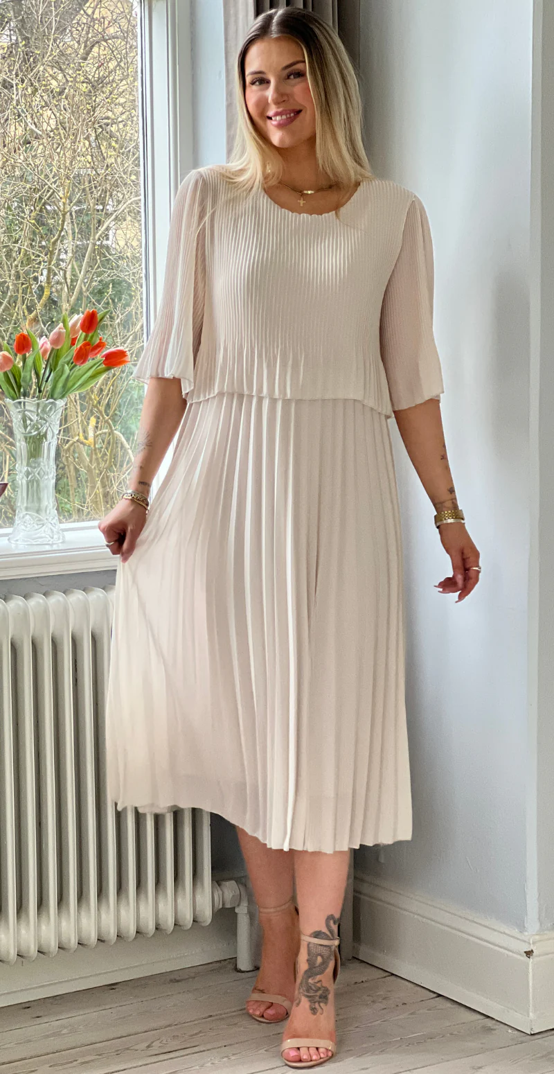 Carmen plisseret kjole med elastik i taljen beige LikeLondon - Image 4