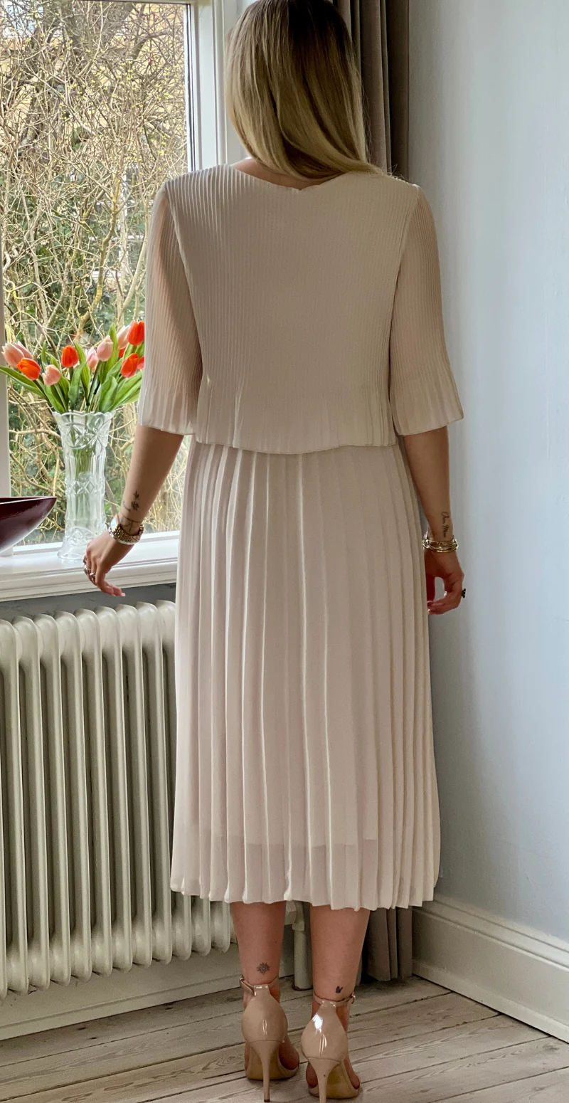 Carmen plisseret kjole med elastik i taljen beige LikeLondon - Image 5
