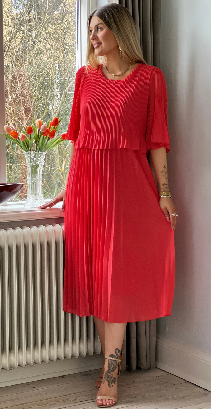 Carmen plisseret kjole med elastik i taljen koral LikeLondon - Image 3
