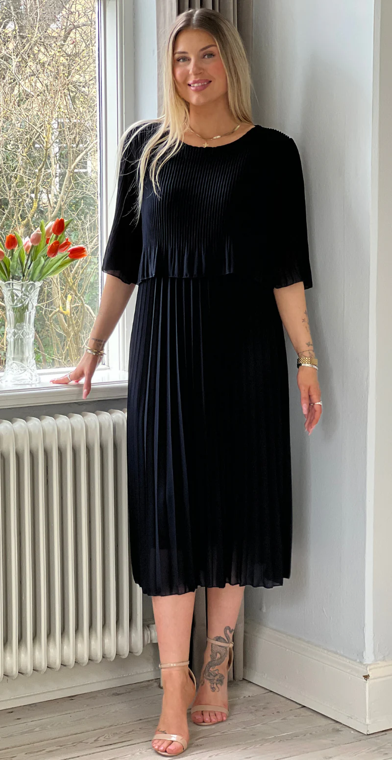 Carmen plisseret kjole med elastik i taljen navy LikeLondon - Image 6