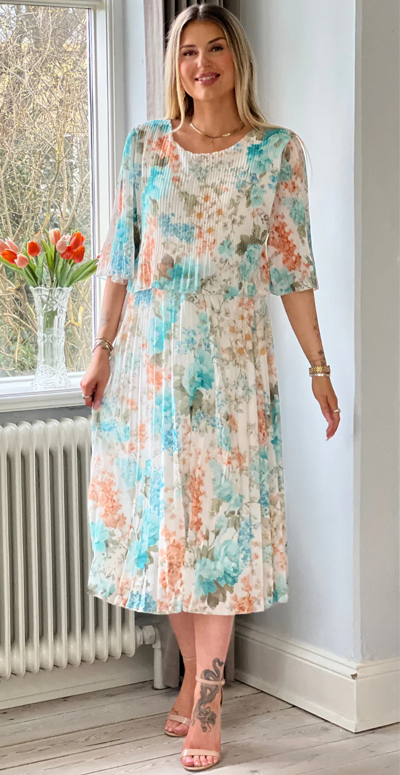 Carmen plisseret kjole med elastik i taljen og blomsterprint mint LikeLondon