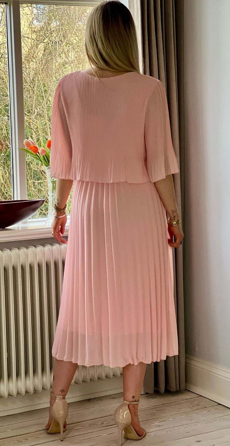 Carmen plisseret kjole med elastik i taljen rosa LikeLondon - Image 4
