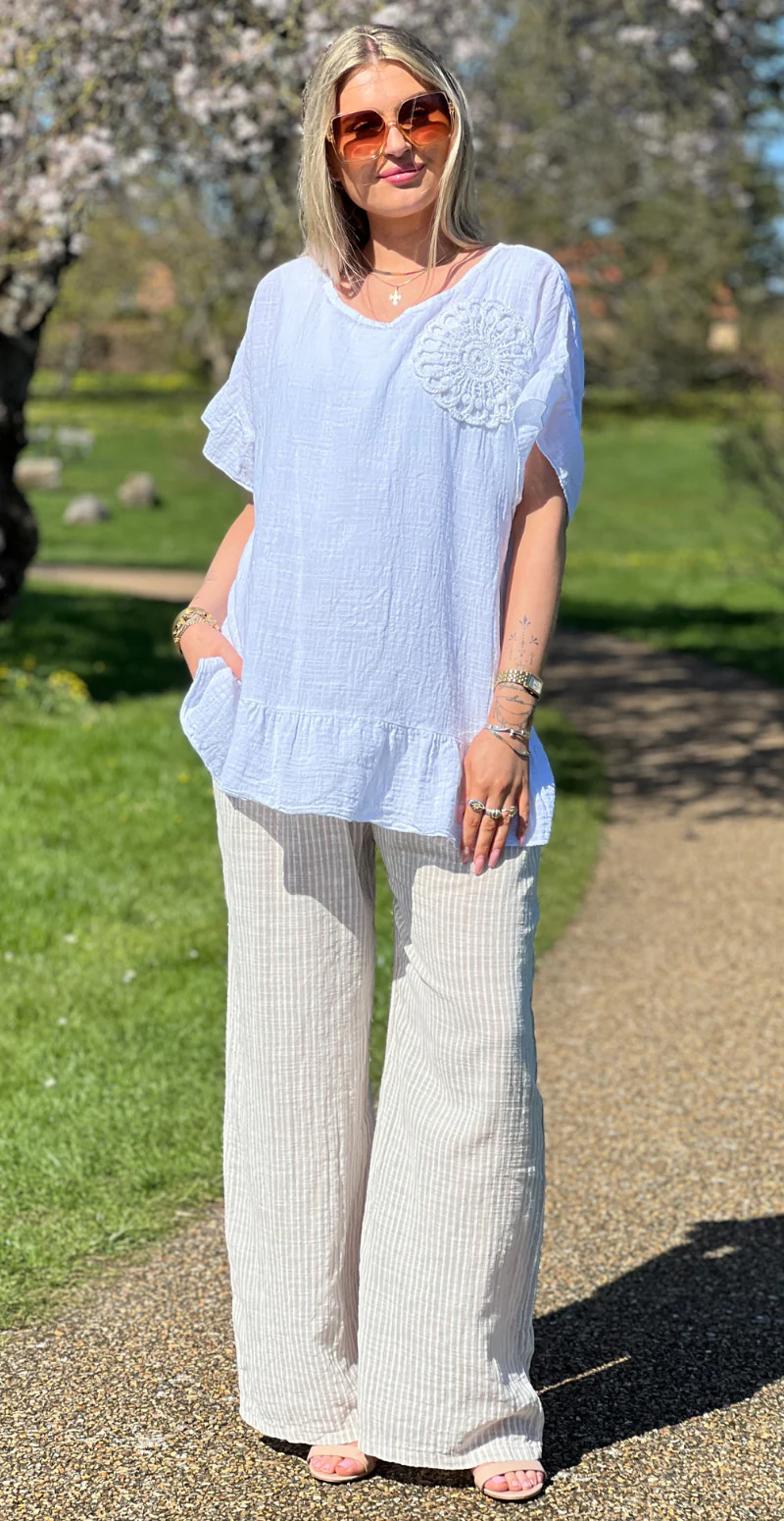Carolina kortærmet bluse med peplum og hæklet blomst hvid LikeLondon - Image 2