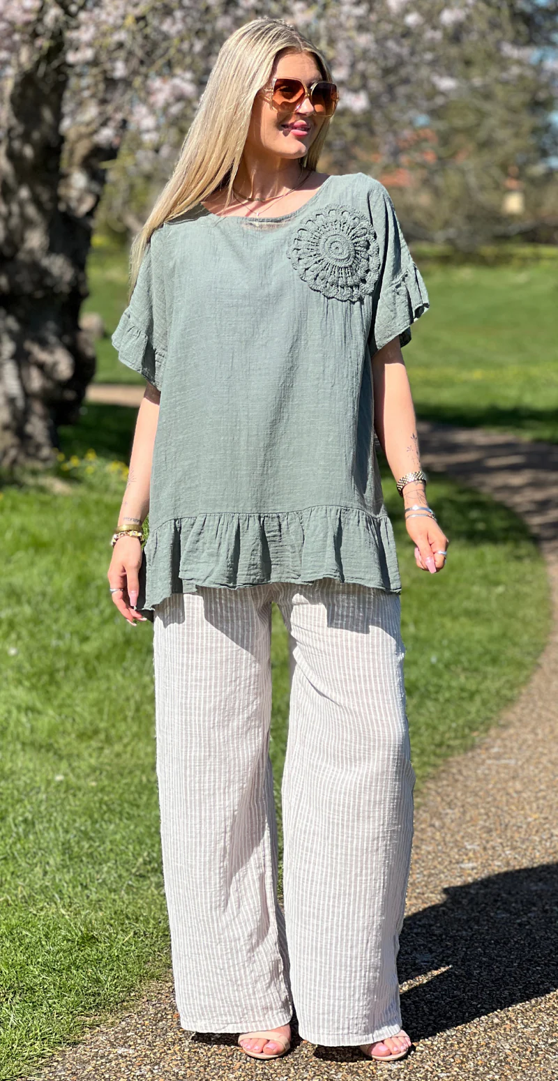 Carolina kortærmet bluse med peplum og hæklet blomst khaki LikeLondon - Image 3