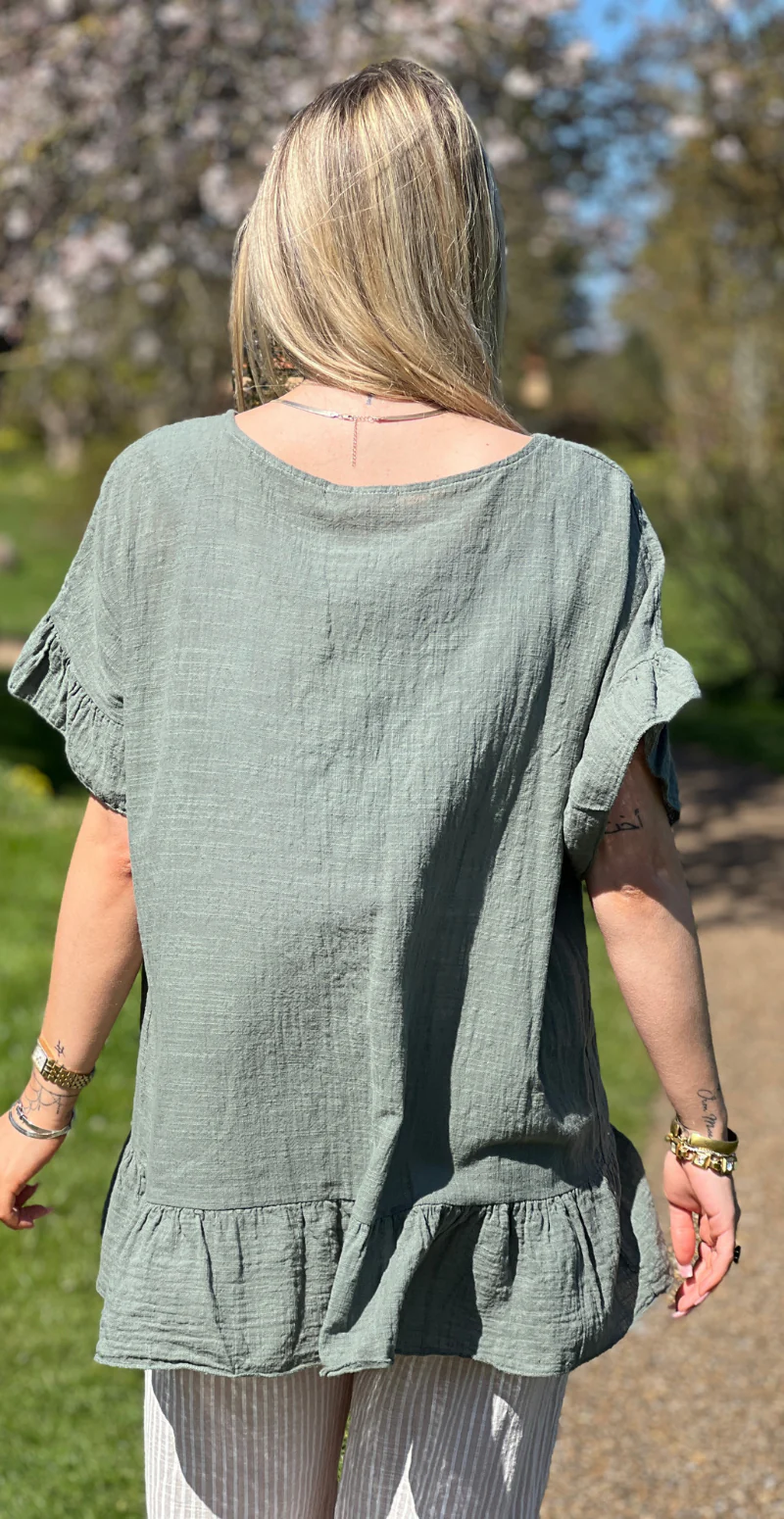 Carolina kortærmet bluse med peplum og hæklet blomst khaki LikeLondon - Image 4