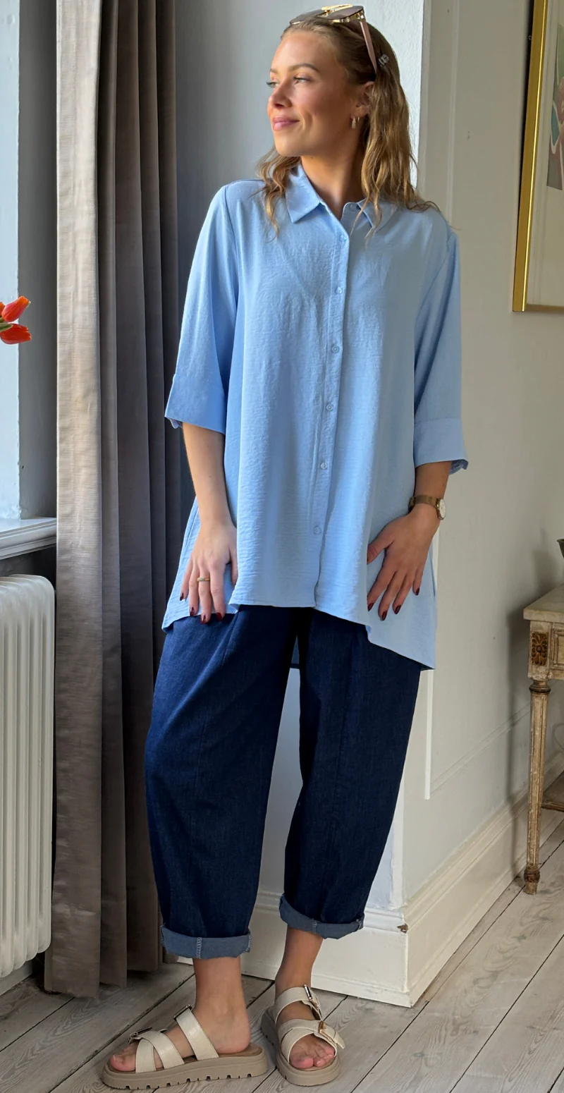 Carrie skjortebluse med længde bagtil lysblå LikeLondon - Image 4