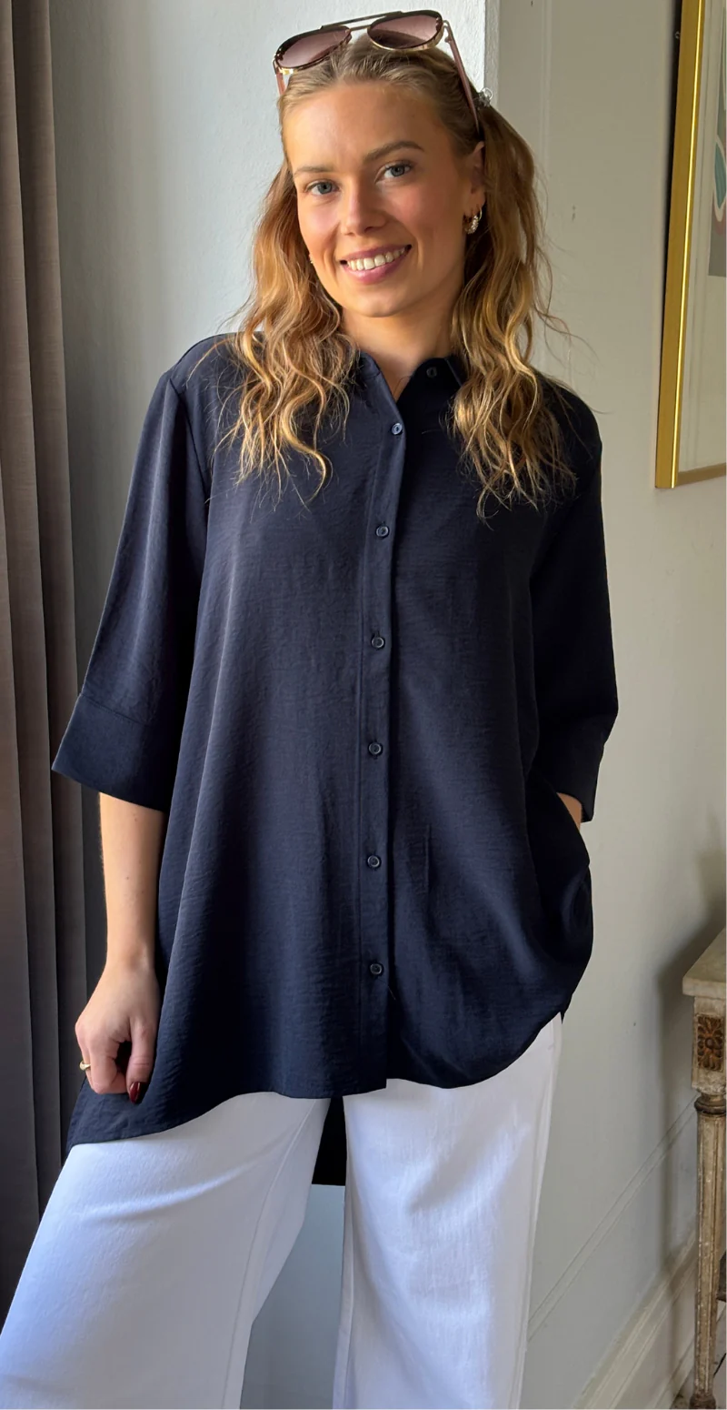 Carrie skjortebluse med længde bagtil navy LikeLondon - Image 2