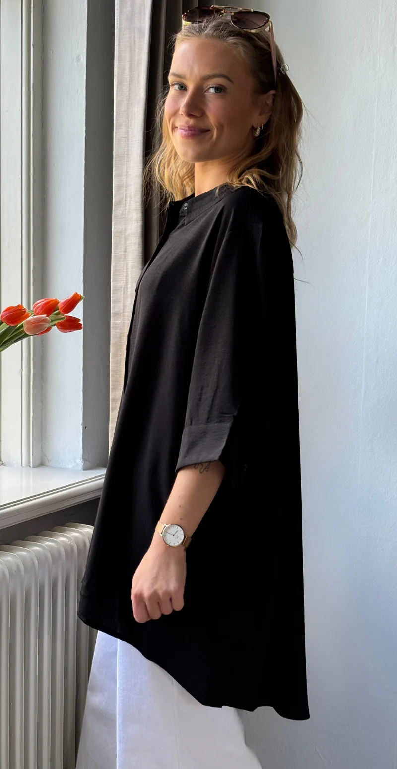 Carrie skjortebluse med længde bagtil sort LikeLondon - Image 2