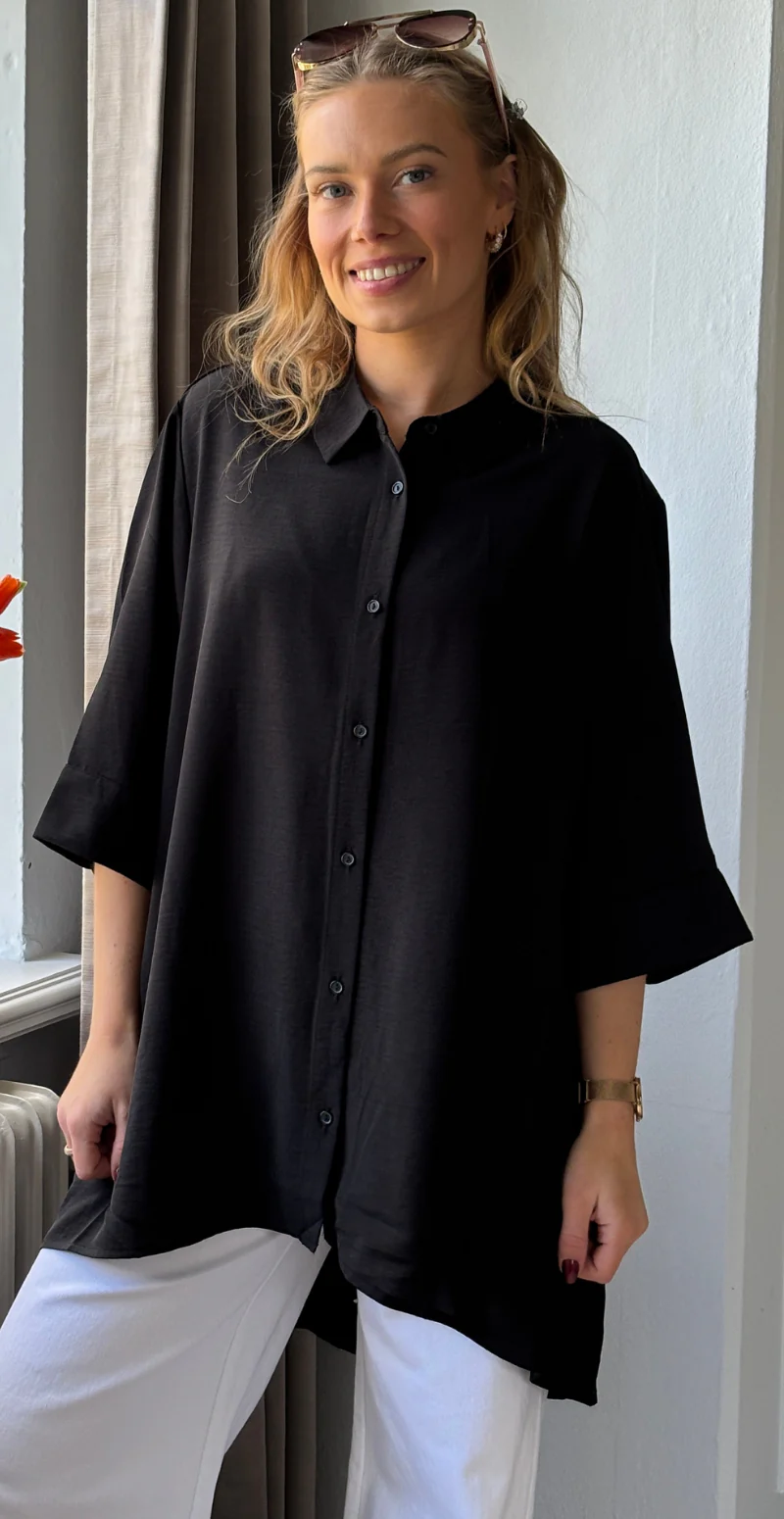 Carrie skjortebluse med længde bagtil sort LikeLondon - Image 4
