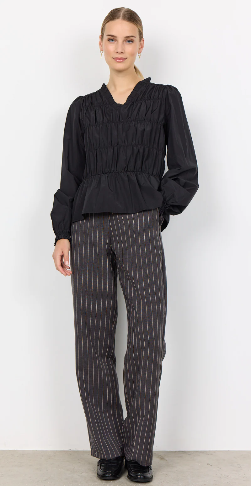 Celeste bluse med smock og v-hals sort - Image 3