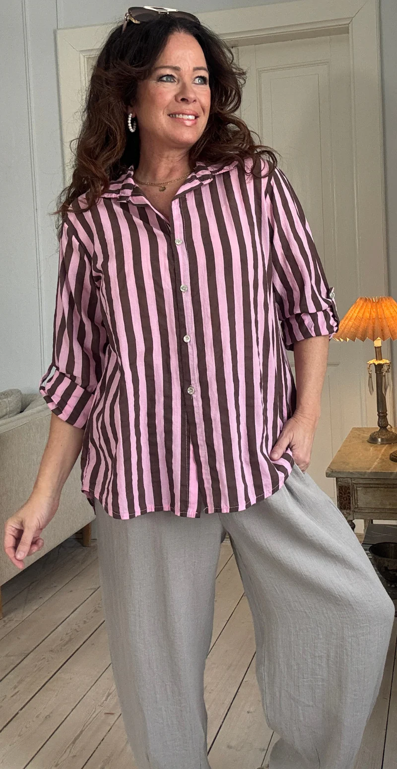 Cellie stribet skjorte med perlemorsknapper pink LikeLondon - Image 4