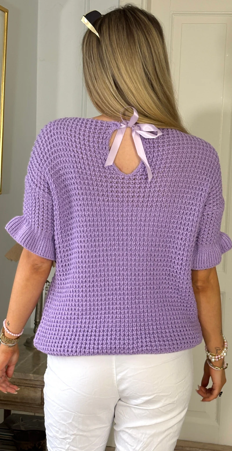 Chia strikbluse med kort flæseærme lilla LikeLondon - Image 3