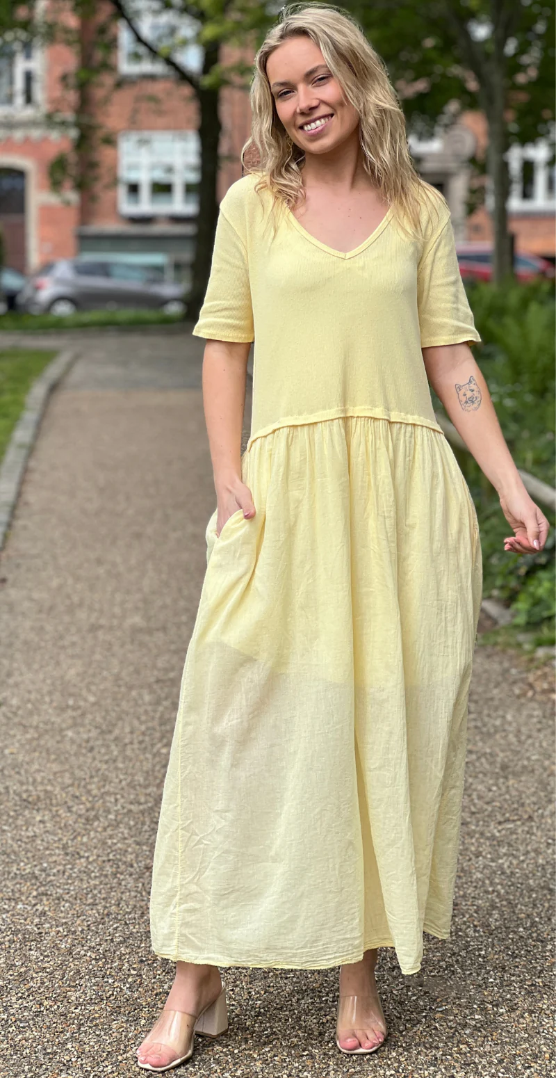 Christiane kjole med V-udskæring og overdel i rib gul LikeLondon - Image 4