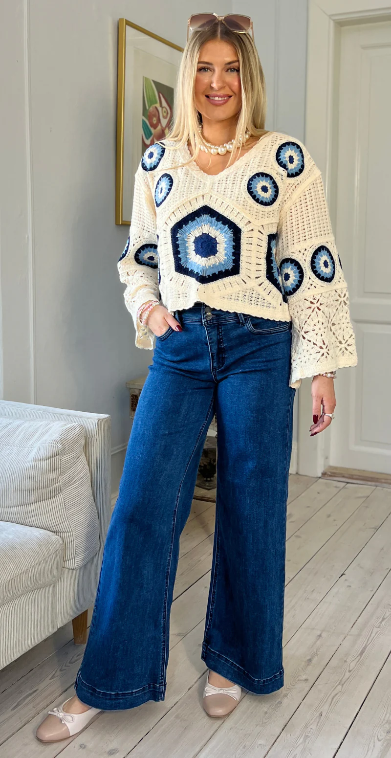 Colette kort bluse med hæklet mønster og vidde ved ærmer creme/blå LikeLondon - Image 2