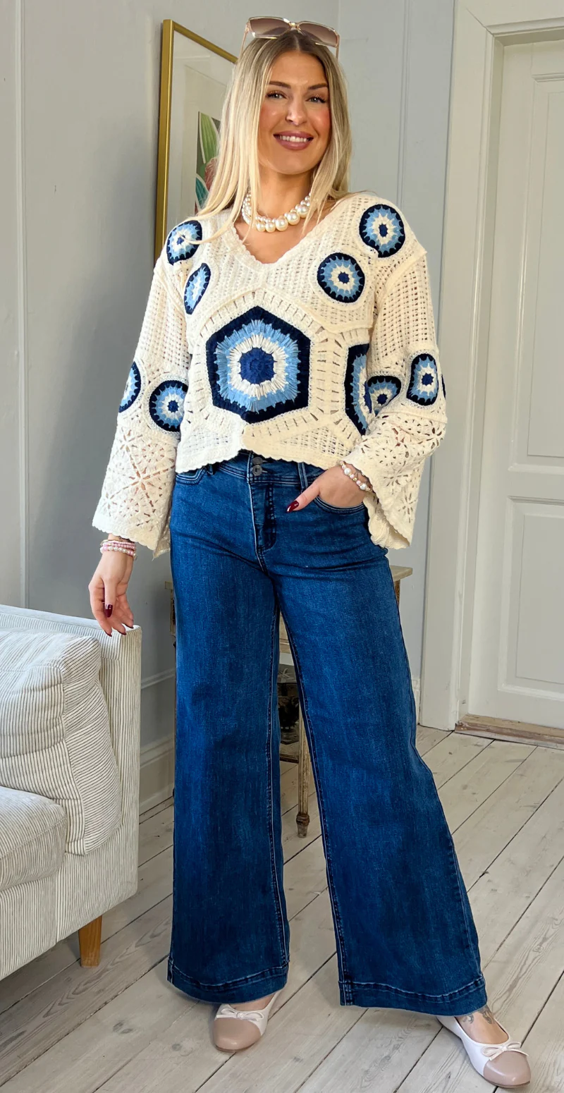 Colette kort bluse med hæklet mønster og vidde ved ærmer creme/blå LikeLondon - Image 3