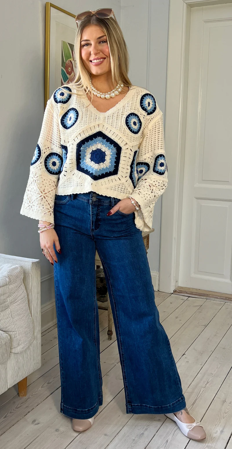 Colette kort bluse med hæklet mønster og vidde ved ærmer creme/blå LikeLondon - Image 4