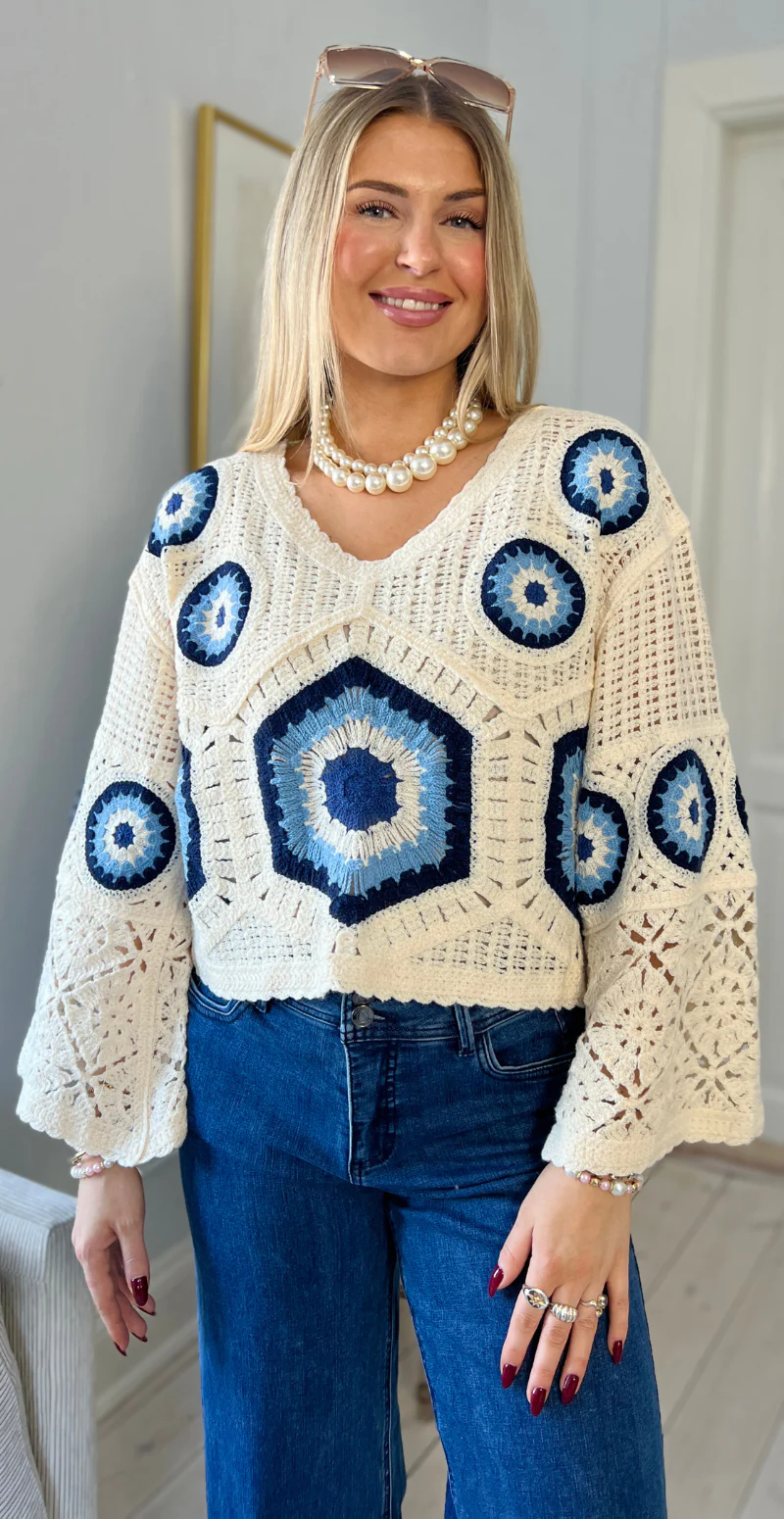 Colette kort bluse med hæklet mønster og vidde ved ærmer creme/blå LikeLondon - Image 5