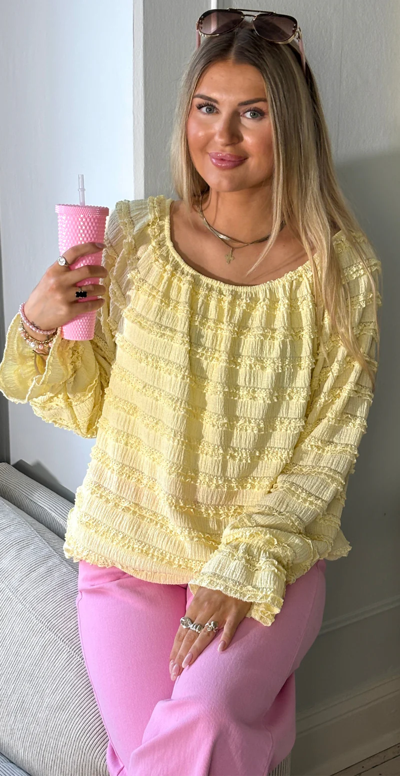 Cosima bluse med bådudskæring og flæser gul LikeLondon - Image 3
