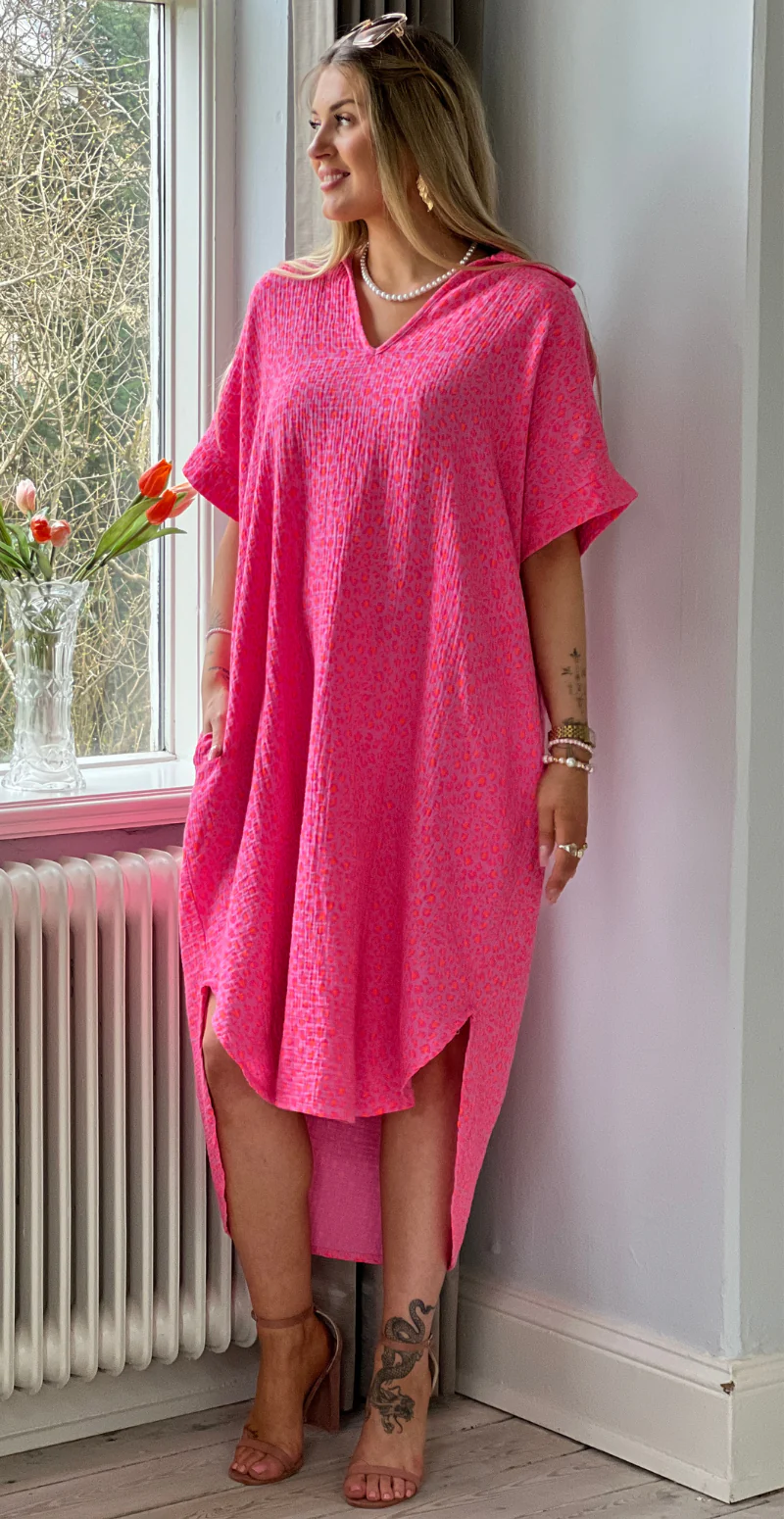 Dagmar kjole i musselin leopard/fuxia LikeLondon - Image 2
