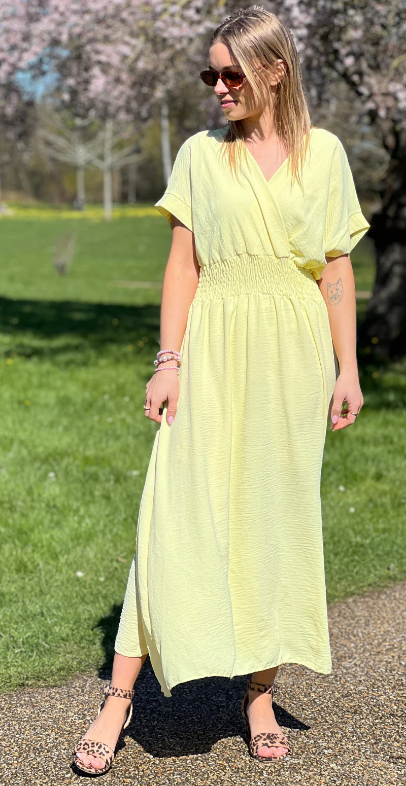 Dagny lang kjole med elastik i taljen og slids foran gul LikeLondon - Image 7