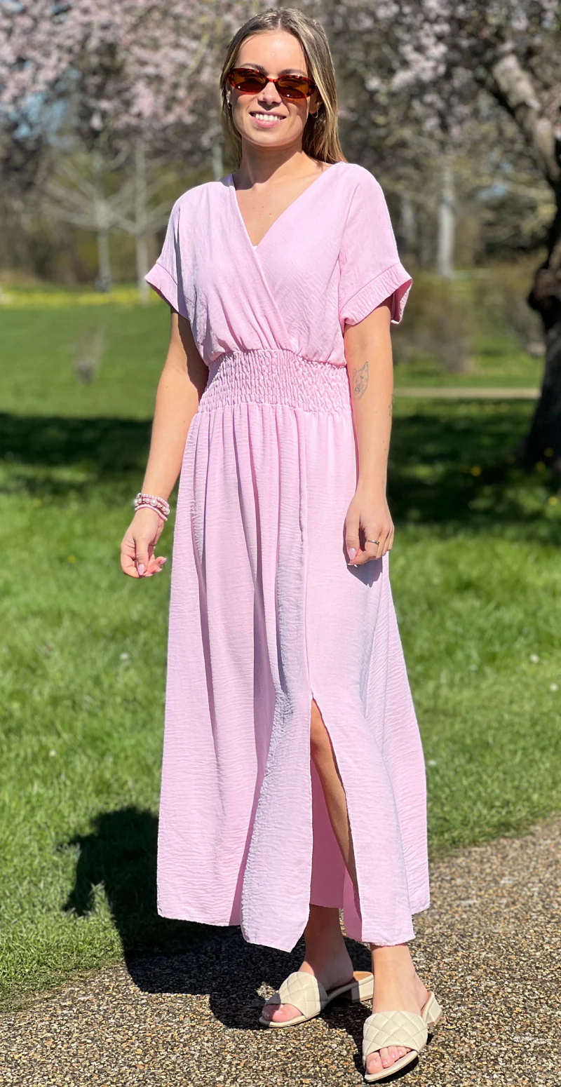 Dagny lang kjole med elastik i taljen og slids foran rosa LikeLondon - Image 3
