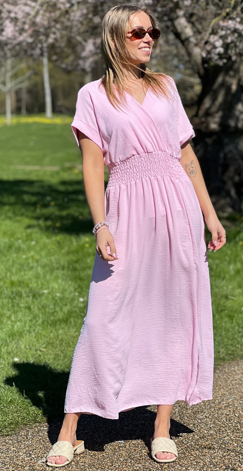 Dagny lang kjole med elastik i taljen og slids foran rosa LikeLondon - Image 6