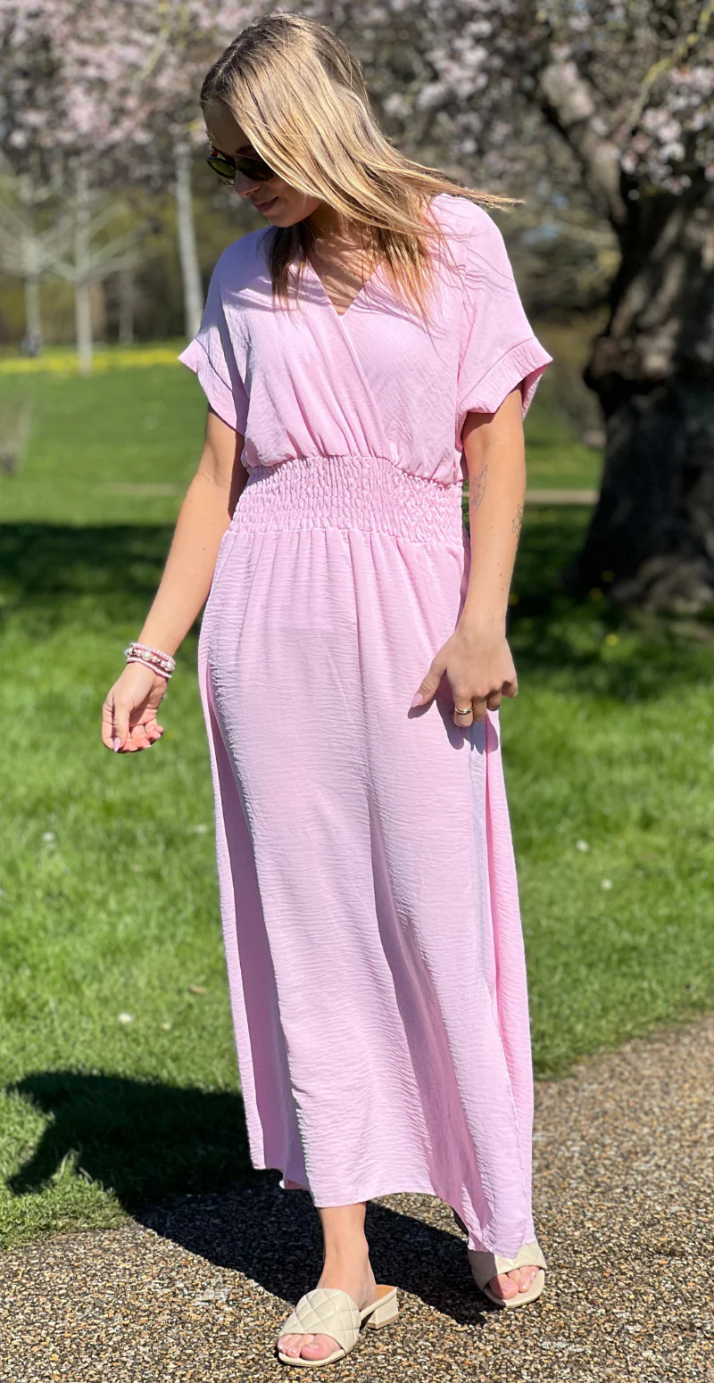 Dagny lang kjole med elastik i taljen og slids foran rosa LikeLondon - Image 8