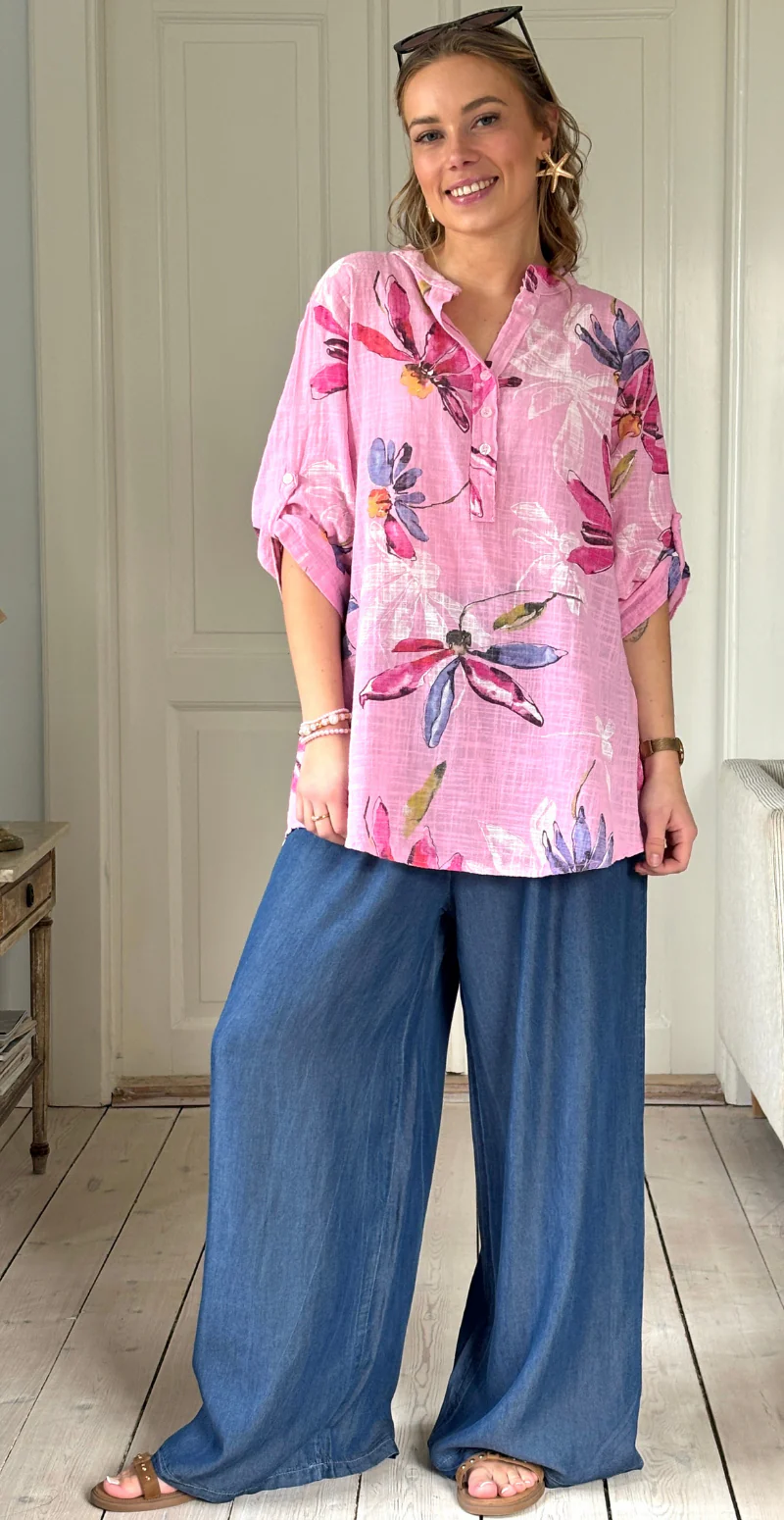 Deborah bluse med farverige blomster baby rosa LikeLondon - Image 3