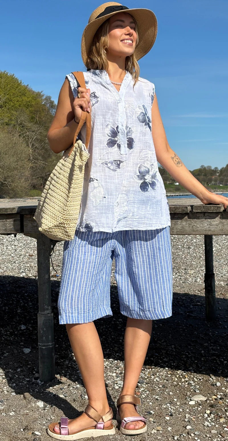 Dorota blomstret top med knapstolpe hvid LikeLondon - Image 2