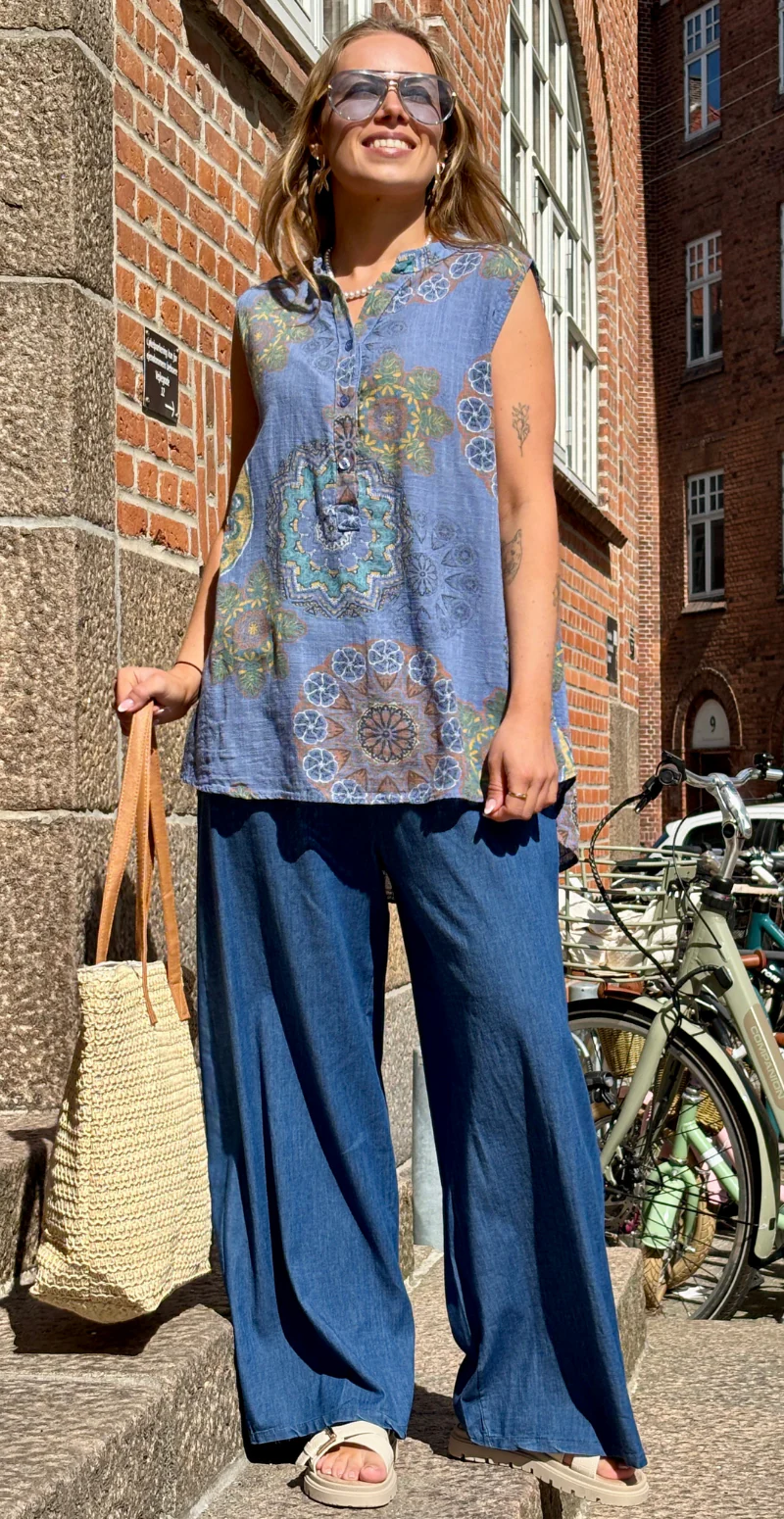 Dorota top med knapstolpe og mandala mønster jeans LikeLondon - Image 2