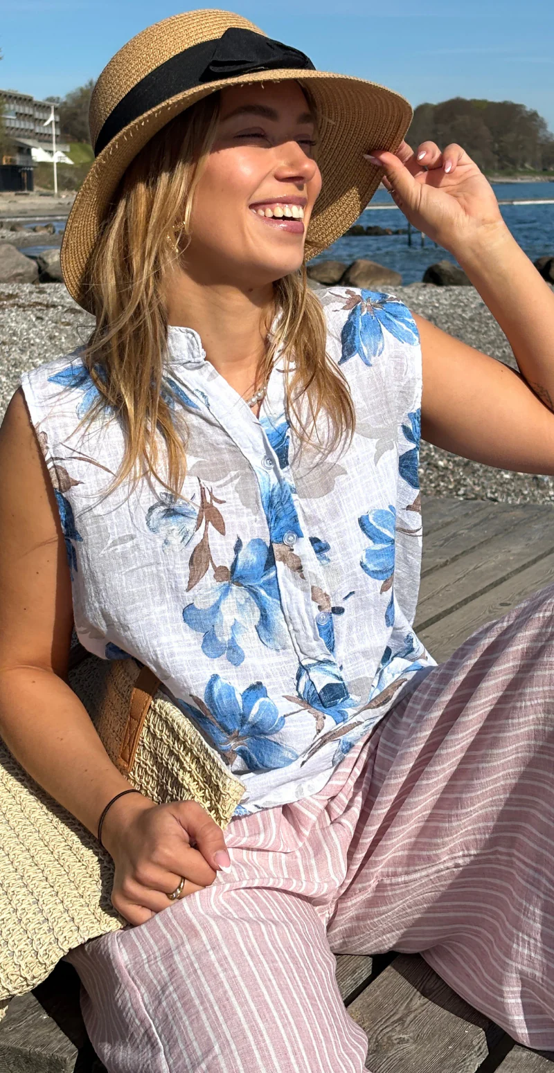 Dorota top med knapstolpe og store blomster hvid LikeLondon