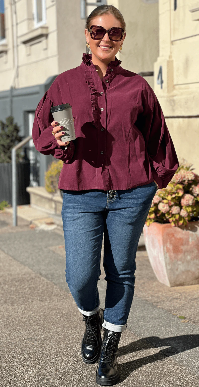 Effie fløjlsskjorte med flæsedetalje bordeaux LikeLondon - Image 3