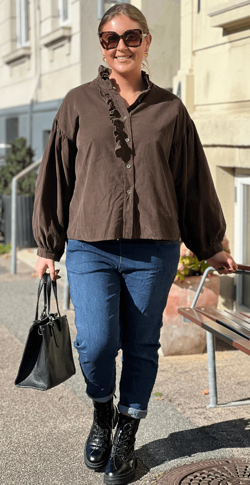 Effie fløjlsskjorte med flæsedetalje brun LikeLondon - Image 4