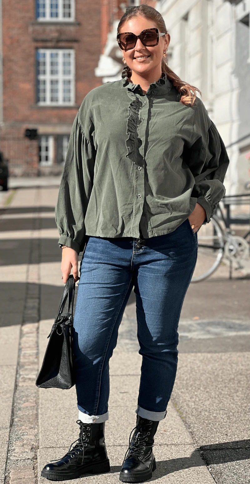 Effie fløjlsskjorte med flæsedetalje khaki LikeLondon - Image 3