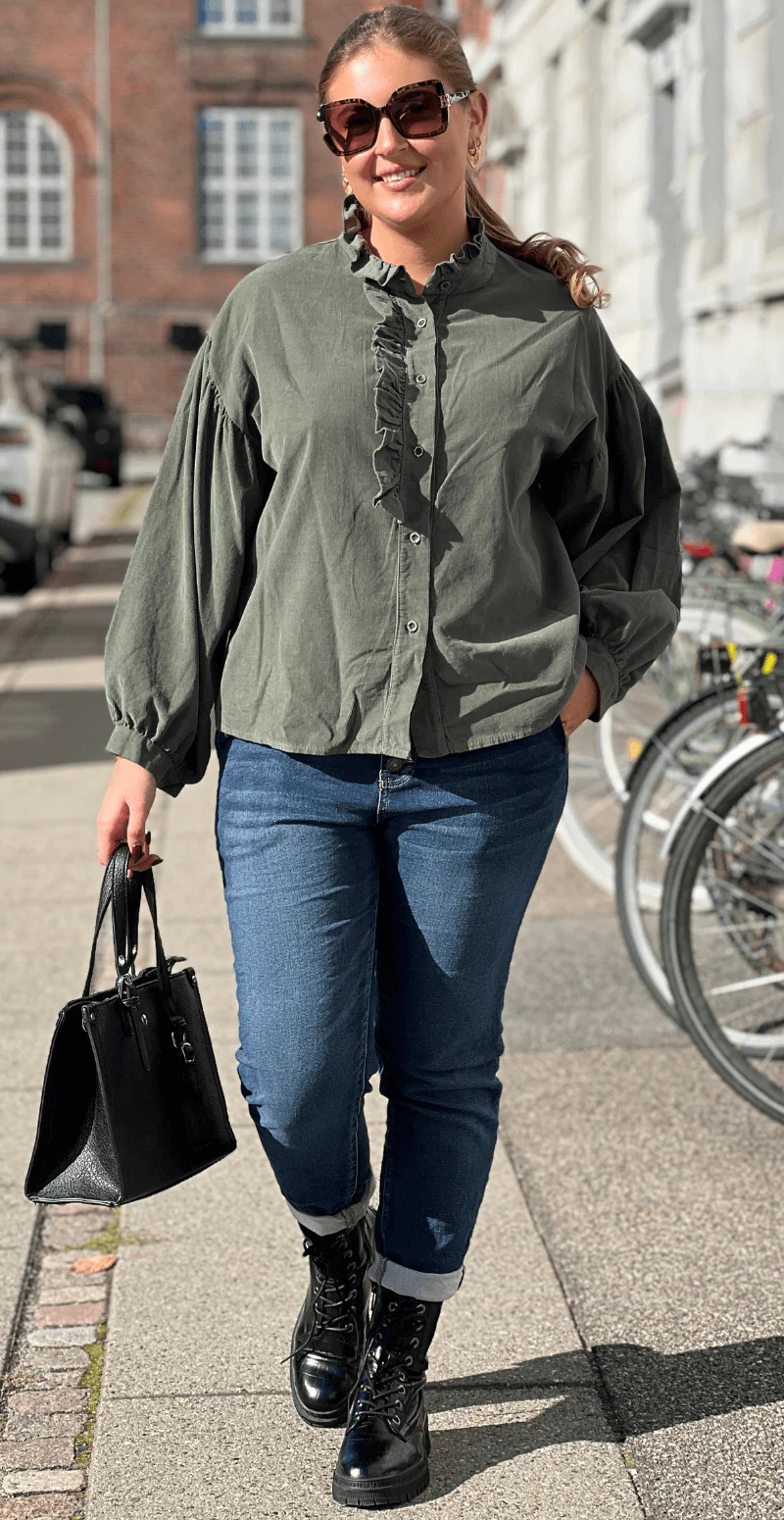 Effie fløjlsskjorte med flæsedetalje khaki LikeLondon - Image 4