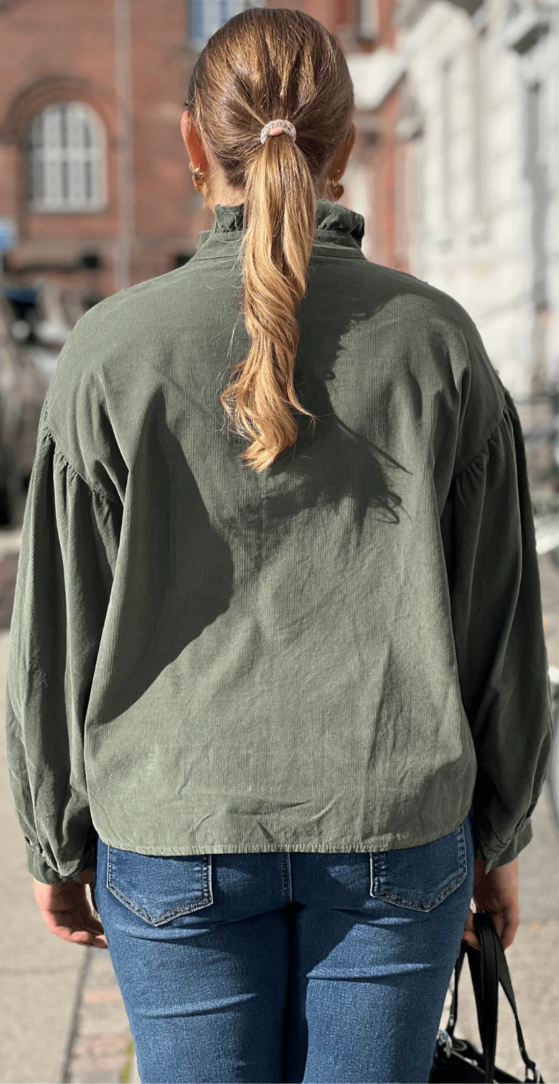 Effie fløjlsskjorte med flæsedetalje khaki LikeLondon - Image 6