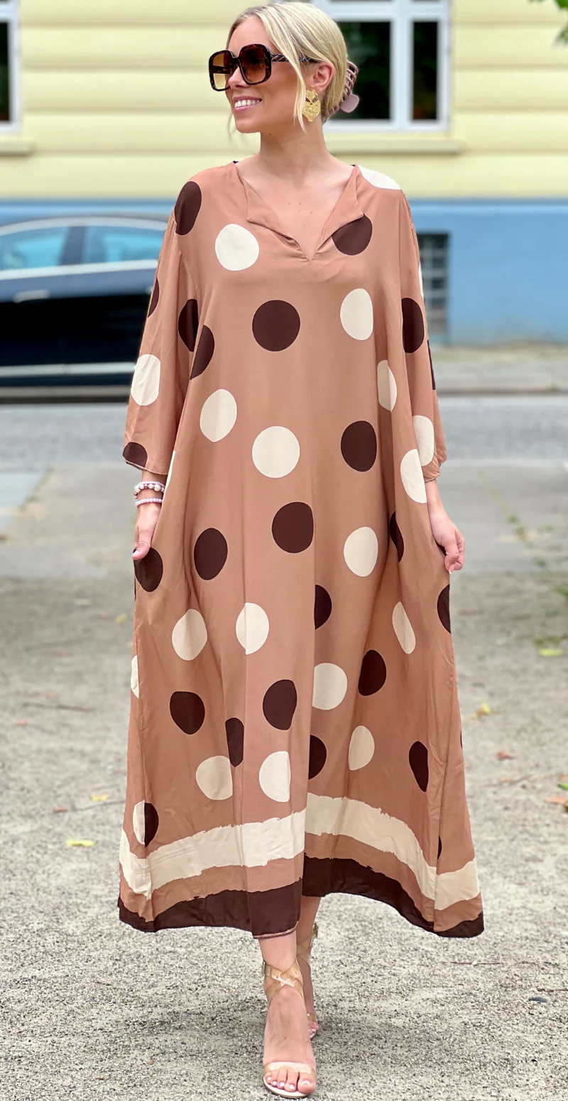 Effie lang kjole med store dots og lommer taupe LikeLondon