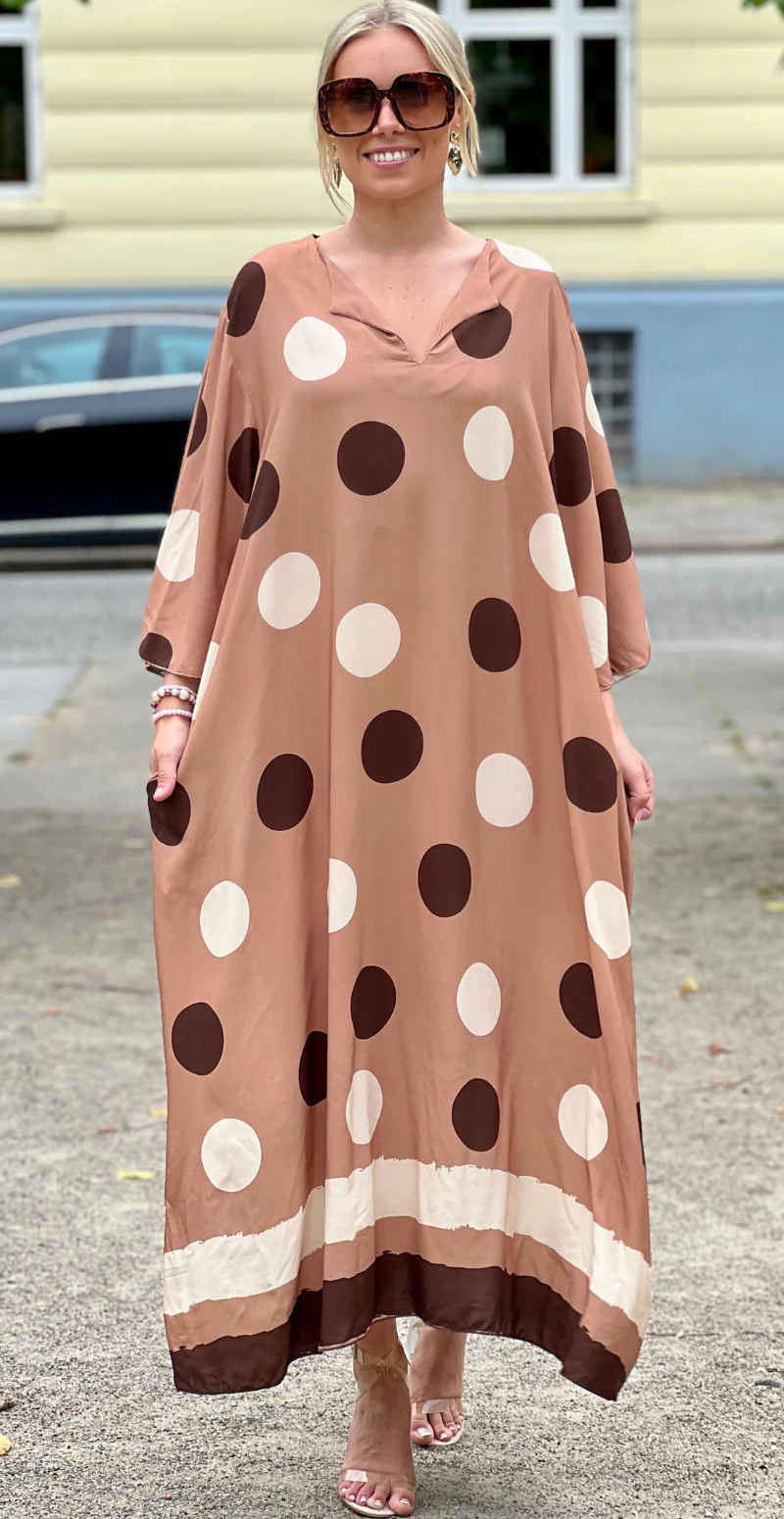 Effie lang kjole med store dots og lommer taupe LikeLondon - Image 2