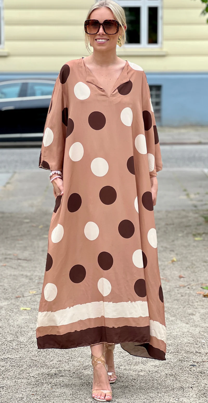 Effie lang kjole med store dots og lommer taupe LikeLondon - Image 3